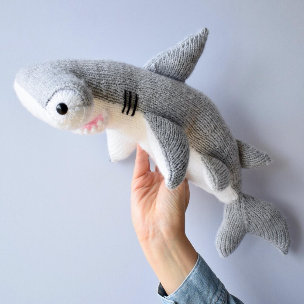 Knitting　by　pattern　Berry　Amanda　LoveCrafts　Hammerhead　Shark