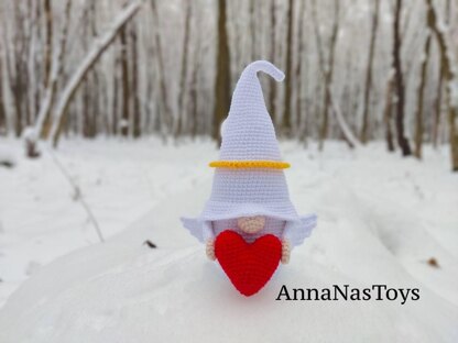 Gnome angel with heart