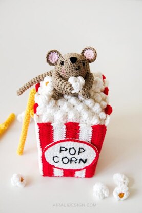 Steno the amigurumi mouse and the popcorn box