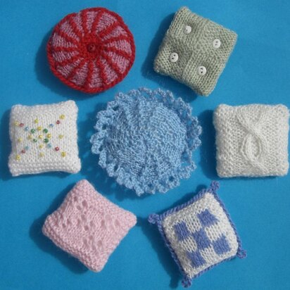 HMC7 Cushions for the dolls house