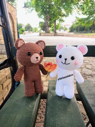 Brown and white bears amigurumi