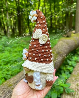 Gnome with cotton (girl)