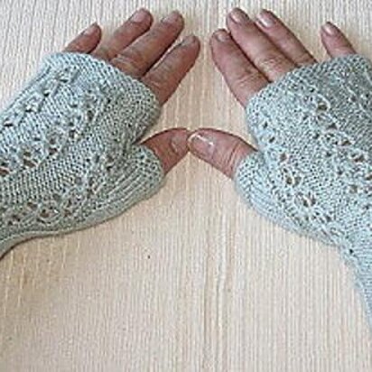 K831-Cloverleaf Gauntlets & Cowl