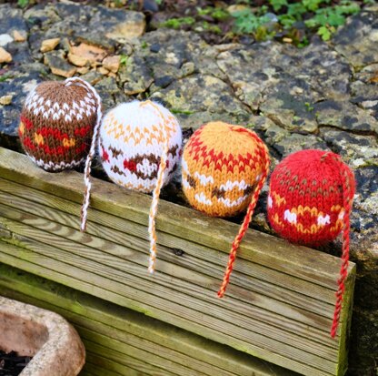 Painted Daisy Hanging Decoration Knitting Pattern - Toy Knitting Pattern