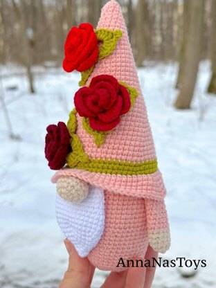 Gnome with roses 2