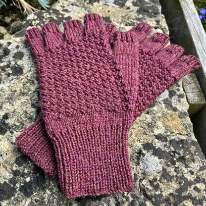 1942 Fingerless Women's Gloves Knitting Pattern - Vintage Knitting Pattern