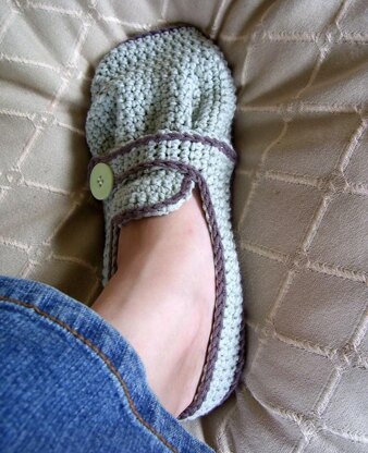 Ladies Sporty-Casual Crocheted Flats