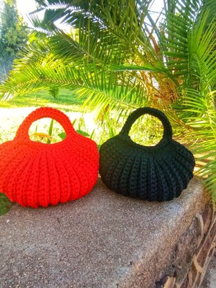 Crochet bag pattern: The Portable handbag