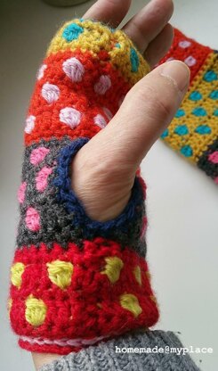 Handy Polka Dots Mitts !