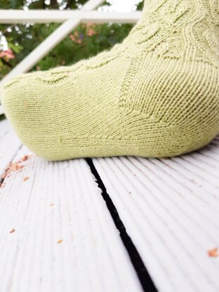 Leaf Twine Socks