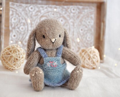 Knitting pattern for bunny and kitten outfit