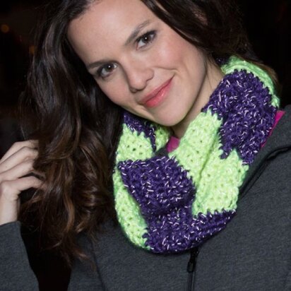 Color Block Cowl in Red Heart Reflective - LW4122