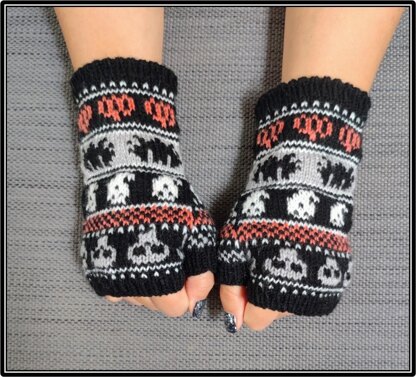 Spooky Halloween Mitts with pumpkins, bats, ghosts and skulls