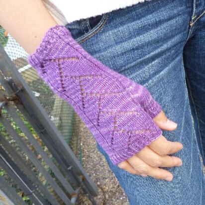 Sugar Plum Lace Mitts