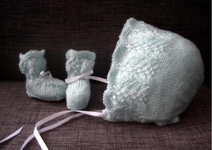 Marguerite Bonnet & Booties Set (DK)