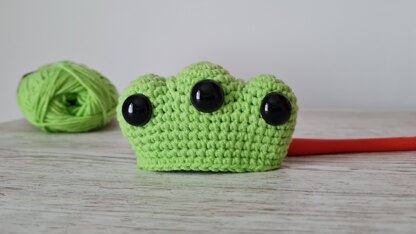 Arnie the Alien - UK Terminology - Amigurumi