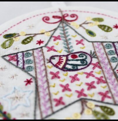 Un Chat Dans L'Aiguilles Christmas Star Embroidery Kit