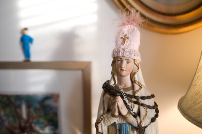 Madonna hat miniature knits