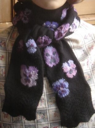 Pansy scarf with Feather-and-Fan edgings