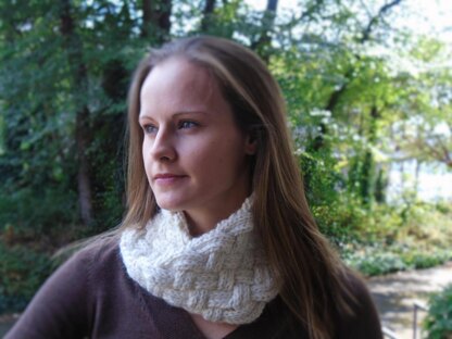 Snow Twist Cowl