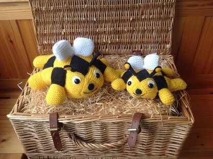 Knitted Square Bumble Bees