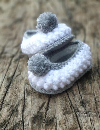 Baby Slipper with Pom Pom's baby bootie pattern