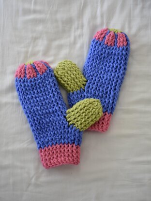 Flower top croheted mittens