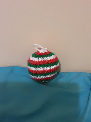 Cutie Christmas Baubles Knitting Pattern.