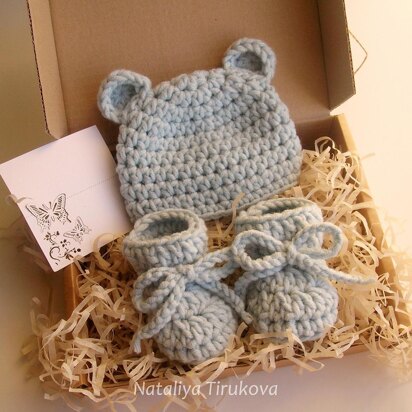 Bear Baby Hat and Booties Outfit