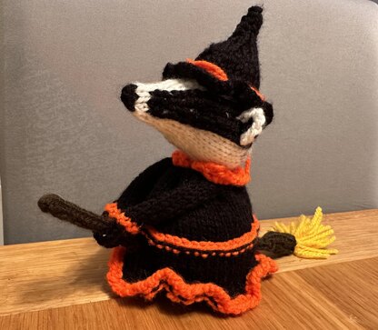 LADY BADGER HALLOWEEN OUTFIT (WITCH ON A BROOMSTICK) CHOCOLATE ORANGE COVER KNITTING PATTERN