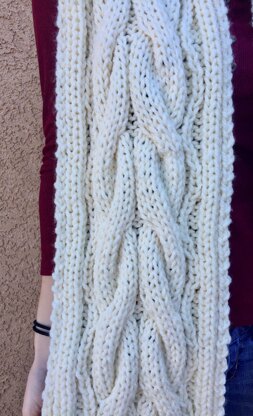 Chunky Cable Knit Fringed Scarf