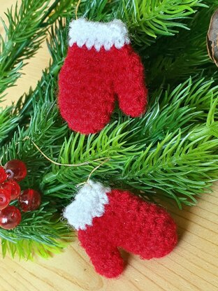 Mini Christmas mittens tree ornament