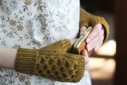 Knotted Pine Mitts