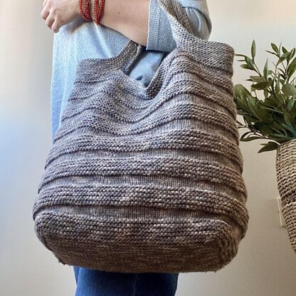 Aprilia Bag Knitting pattern by isWoolish | LoveCrafts