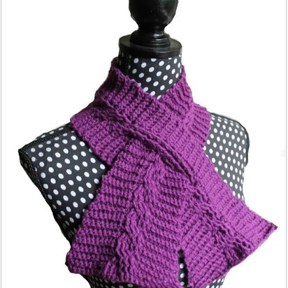 Cable Keyhole Scarf