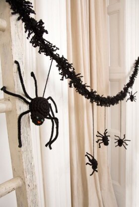 Creepy Spider Garland in Red Heart Super Saver Economy Solids - LW4435