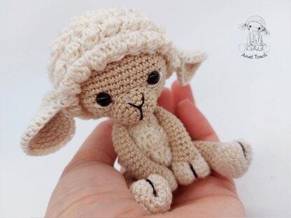 Amigurumi Crochet Lamb Toy Kit – Lion Brand Yarn