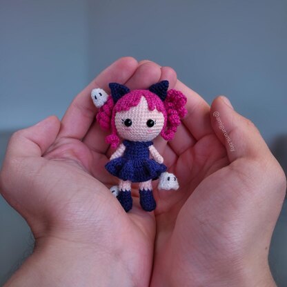 Tiny witch amigurumi