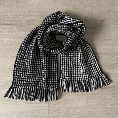 Hounds tooth fringed scarf