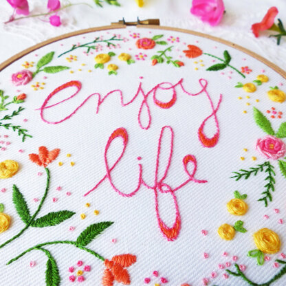 Tamar Enjoy Life Printed Embroidery Kit - 6in