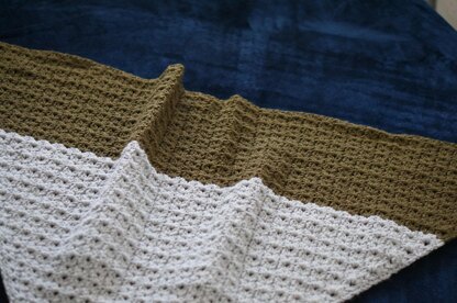 Cluster V stitch triangular shawl