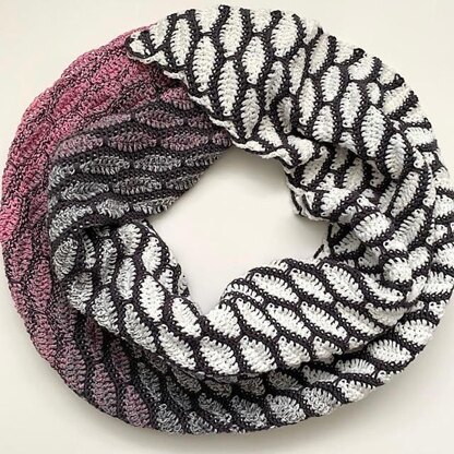 The Garden of Honey shawl - Crochet pattern - Knotsosquare
