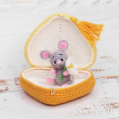 Micro Mouse in heart box
