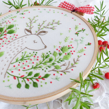 Tamar Christmas Deer Printed Embroidery Kit - 6in