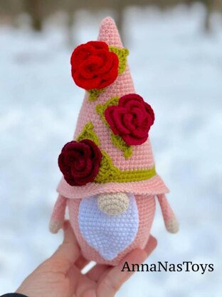 Gnome with roses 2