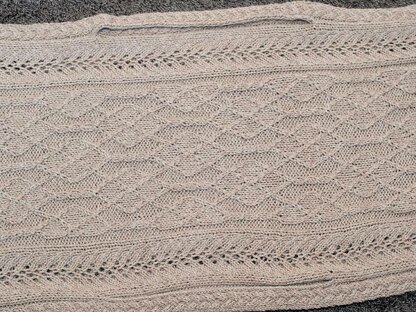 Lorena - shawl with cable slings