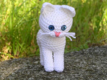 White kitty amigurumi