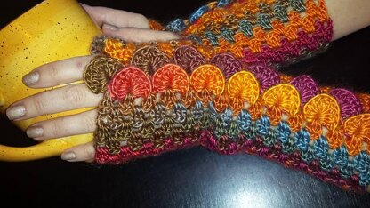 Dragon Scale Stripe Mitts