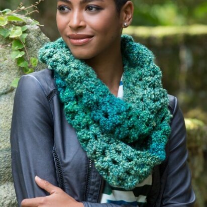 Sparkling Shells Cowl in Red Heart Stellar - LW4515