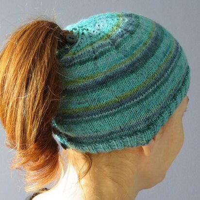 Self-Striping Ponytail Hat - knitting pattern
